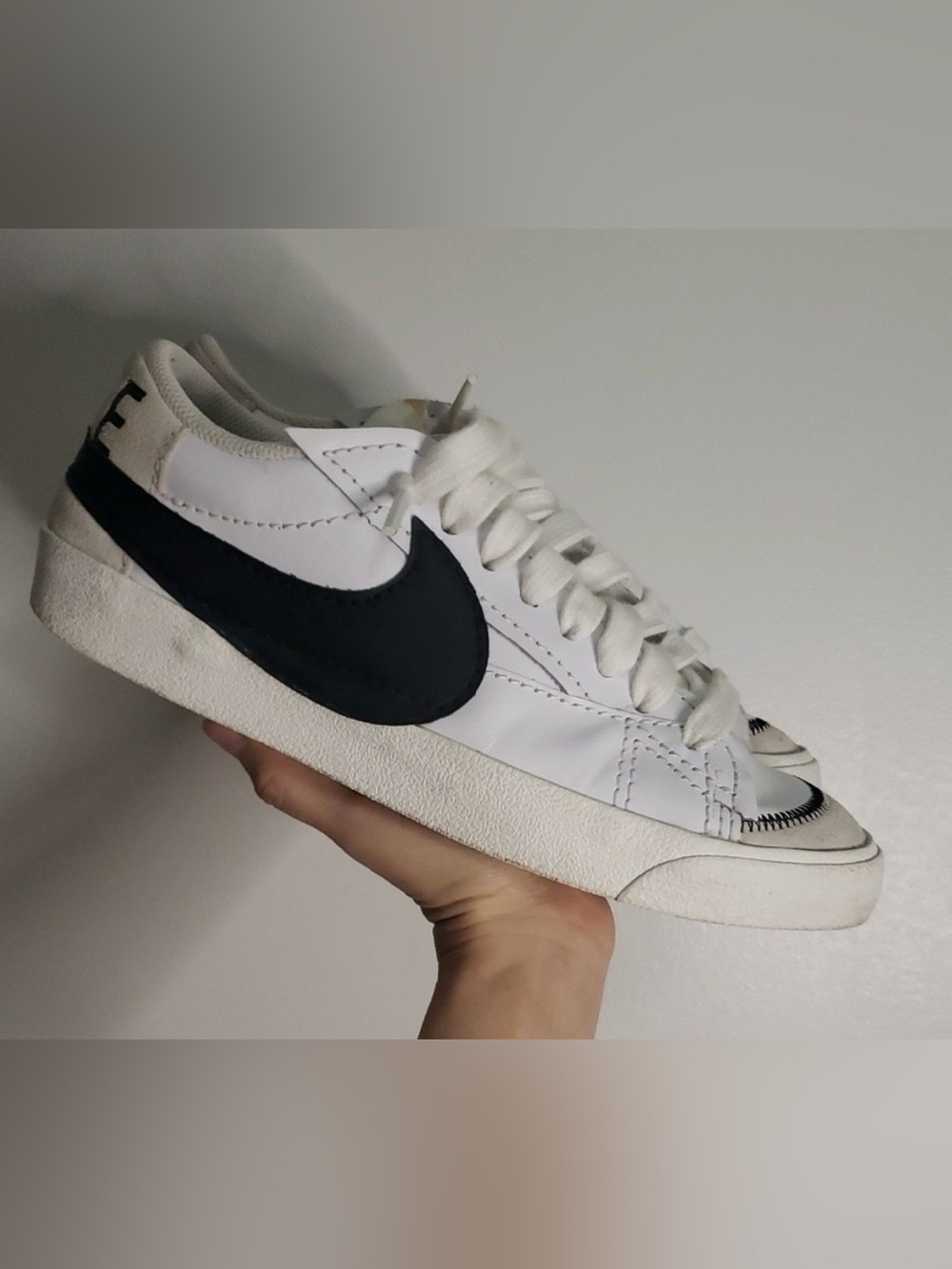 Nike Men's Blazers White With Black Swoosh Size 7 Sneakers
